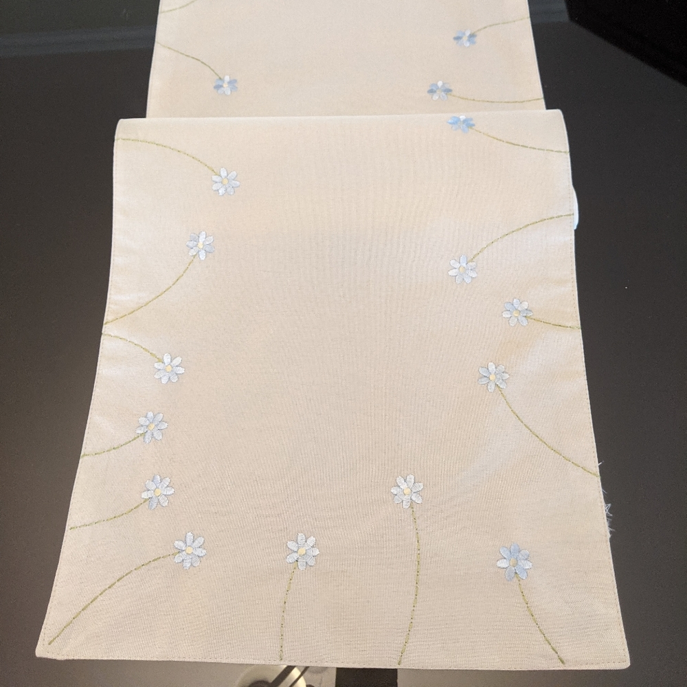 Table Runner - Picture 2 of 4